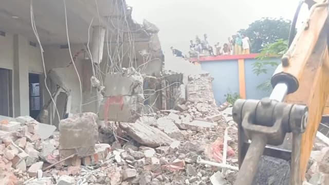 প্রথম স্ত্রীকে নিয়ে বিদেশে স্বামী, বসতবাড়ি গুঁড়িয়ে দিল দ্বিতীয় স্ত্রীর পরিবার