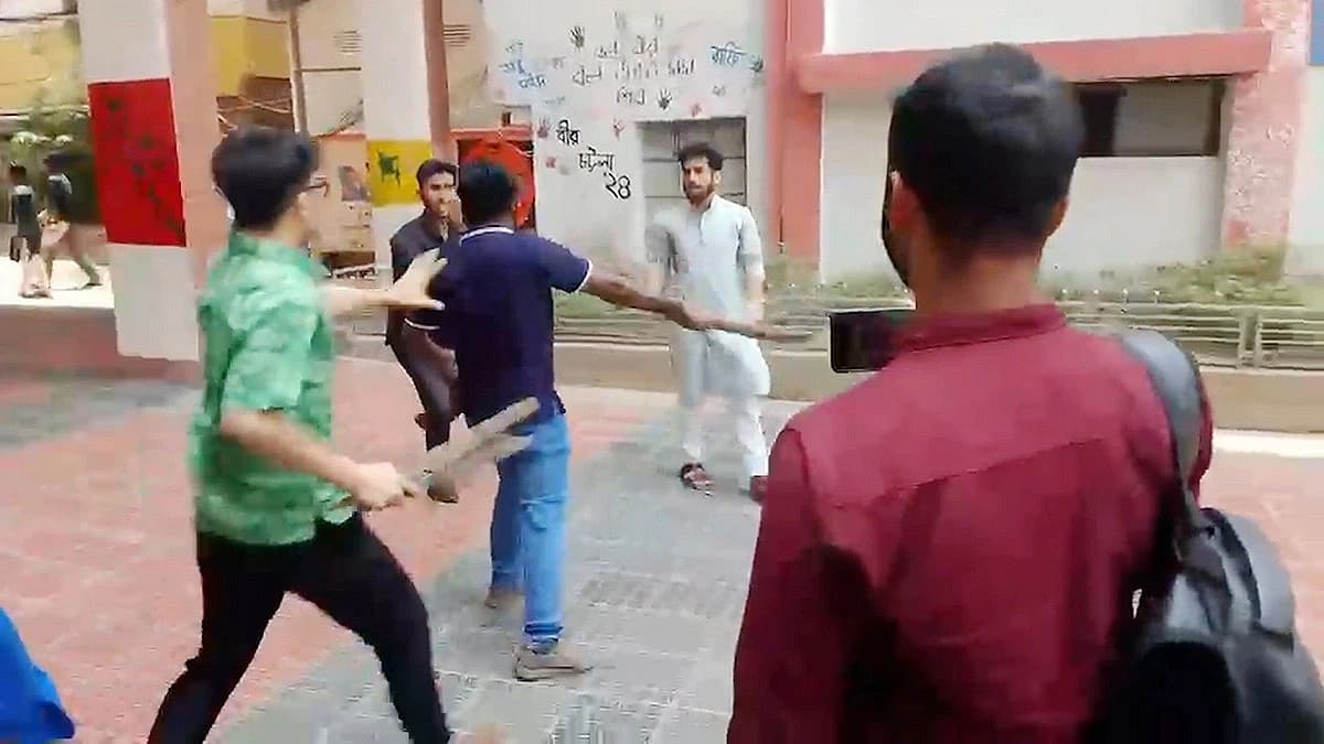 ছাত্র মুছে ‘গুপ্ত’ লেখায় ক্ষুব্ধ শিবির, ছাত্রদলের সঙ্গে মারামারি